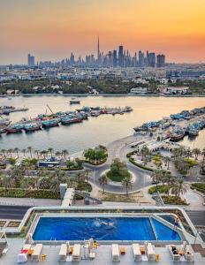 widok na miasto i rzekę z basenem w obiekcie Al Bandar Rotana – Dubai Creek w Dubaju