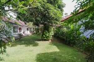 גינה חיצונית ב-Indopurejoy House - Komala Indah Cottages