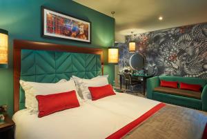 1 dormitorio con cama y pared verde en Malmaison Manchester, en Mánchester