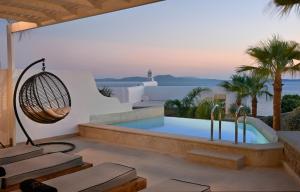 una piscina en medio de un patio en Anax Resort and Spa, en Agios Ioannis Mykonos