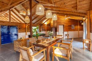 Снимка в галерията на Anjee's Chalet by StayVista - Mountain-view villa with Classic wooden interiors, Lush lawn & Snooker table в Карджат