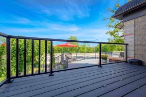 una terrazza con ringhiera e patio di Niagara River&Glenview Home-15MinsWalkToFalls a Niagara Falls