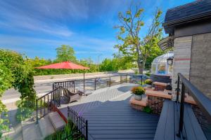 un balcone con scala e ombrellone di Niagara River&Glenview Home-15MinsWalkToFalls a Niagara Falls