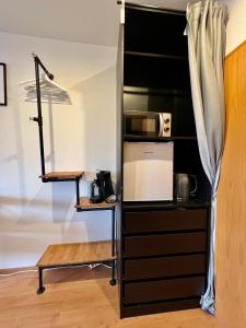 A cozinha ou cozinha compacta de Modernes Doppelzimmer mit Bad & AC in Kehl Goldscheuer - 1A Guesthouse