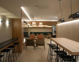 une salle à manger avec une grande table et des chaises dans l'établissement Mythic Valencia, à Valence