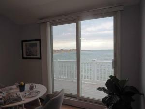 una camera con una grande finestra con vista sull'oceano di Casa al Mare Beachfront Retreat King Bed Near Yale a East Haven