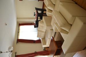 widok na schody z oknem w obiekcie Norfolk Towers Serviced Apartment -Nairobi, City Centre CBD w mieście Nairobi