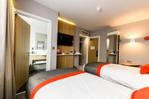 Giường trong phòng chung tại Holiday Inn Express - Wigan, an IHG Hotel