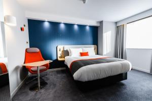 Giường trong phòng chung tại Holiday Inn Express - Wigan, an IHG Hotel