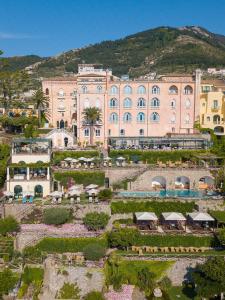 O vedere generală la munți sau o vedere la munte luată de la acest hotel