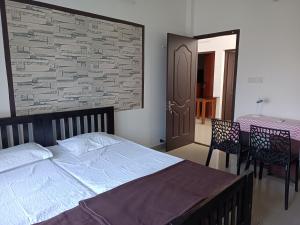 PRAKRITI HOMESTAY Fortkochi Air Conditioned Rooms tesisinde bir odada yatak veya yataklar