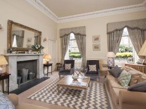 uma sala de estar com um sofá e uma lareira em 1 Bellevue Terrace em Edinburgo