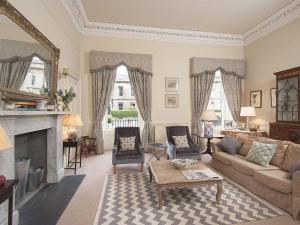 uma sala de estar com um sofá e uma lareira em 1 Bellevue Terrace em Edinburgo