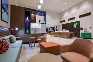 克拉克斯维尔Holiday Inn - Clarksville Northeast , an IHG Hotel的医院的大厅,里面配有沙发和椅子