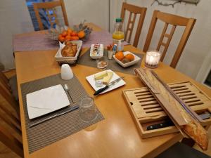 - une table en bois avec une table et de la nourriture dans l'établissement BnB "Les Coquelicots", à Mies