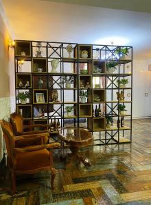 un soggiorno con una grande mensola per libri di Shirbakyan Boutique Hotel & Apartments a Yerevan