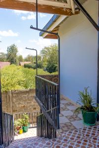 Uma varanda ou terraço em Kenai Stay, Secluded 1 bedroom with free parking