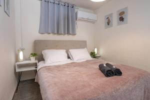 Tempat tidur dalam kamar di במרומים - הבית שלכם בצפת העתיקה Bameromim - Your Home in the Old City