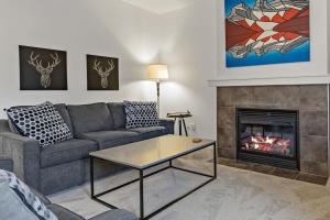 Un lugar para sentarse en Mountain Retreat - Modern and Bright with Panorama Views 2 bedrooms, 4 beds, heated all-year outdoor pool, hottub, balcony, Banff Park Pass