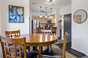 Una cocina o kitchenette en Mountain Retreat - Modern and Bright with Panorama Views 2 bedrooms, 4 beds, heated all-year outdoor pool, hottub, balcony, Banff Park Pass