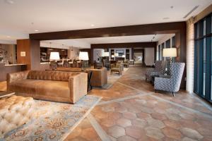 SpringHill Suites by Marriott Fort Worth Historic Stockyards tesisinde bir oturma alanı