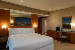 เตียงในห้องที่ Four Points By Sheraton Kuwait