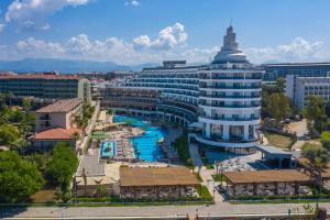 ein großes Gebäude mit Pool davor in der Unterkunft Seaden Quality Resort & Spa Ultra All Inclusive in Side