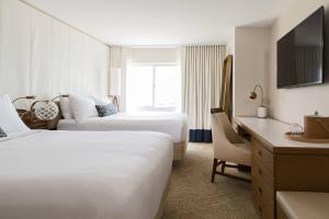 Tempat tidur dalam kamar di Newport Marriott Hotel & Spa