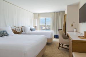 Tempat tidur dalam kamar di Newport Marriott Hotel & Spa