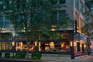 un ristorante sul lato di un edificio di Louisville Marriott Downtown a Louisville