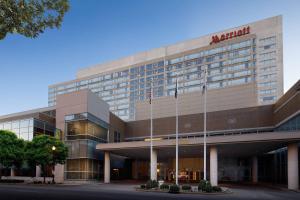 un edificio con un cartello di un Marriott di Louisville Marriott Downtown a Louisville