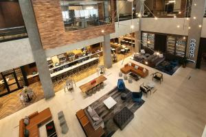 una vista sul soffitto di una hall con divani e tavoli di Louisville Marriott Downtown a Louisville