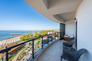 einen Balkon mit Blick auf den Strand und das Meer in der Unterkunft Seaden Quality Resort & Spa Ultra All Inclusive in Side