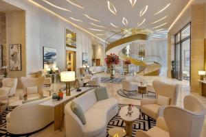 Uma área de estar em The St. Regis Dubai, The Palm