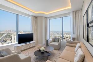 Uma TV ou centro de entretenimento em The St. Regis Dubai, The Palm