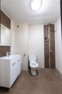 een badkamer met een toilet, een wastafel en een douche bij Luxury Studio Apartment - Varna Residens in Varna