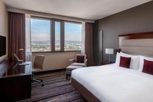 Ένα ή περισσότερα κρεβάτια σε δωμάτιο στο Frankfurt Marriott Hotel