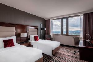 Ένα ή περισσότερα κρεβάτια σε δωμάτιο στο Frankfurt Marriott Hotel