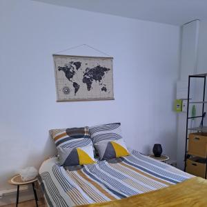 Tempat tidur dalam kamar di Studio de charme