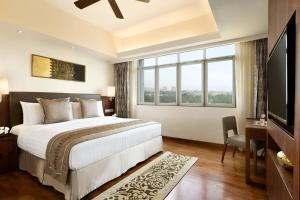 Uma TV ou centro de entretenimento em Shangri-La Serviced Apartments, Yangon