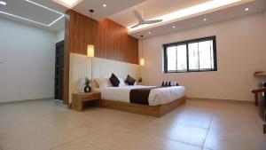 Cama ou camas em um quarto em Alleppey Haven Beach Villa