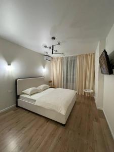 Tempat tidur dalam kamar di Апартаменти м.Буча ЖК Гранд Бурже