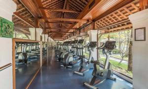 The fitness centre and/or fitness facilities at Chatrium Hotel Royal Lake Yangon