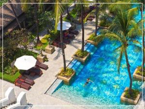 The swimming pool at or close to Chatrium Hotel Royal Lake Yangon