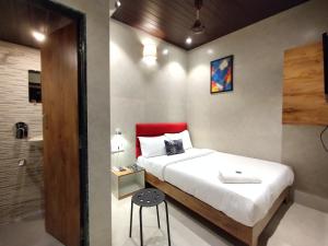 A bed or beds in a room at Hotel Eros - Near Mumbai International Airport T2