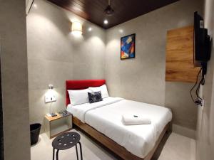 A bed or beds in a room at Hotel Eros - Near Mumbai International Airport T2