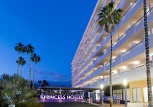 duży budynek z palmami przed nim w obiekcie Hotel Gran Canaria Princess - Adults Only w mieście Playa del Ingles