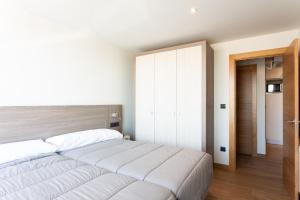 - une chambre avec un grand lit et une tête de lit en bois dans l'établissement Apartamentos Playa De Los Barcos, à Isla