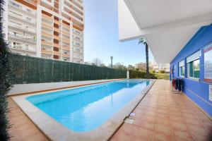 uma piscina ao lado de um edifício em Belo Horizonte Studio- Pet Friendly em Portimão