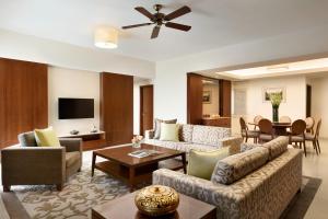 Uma TV ou centro de entretenimento em Shangri-La Serviced Apartments, Yangon